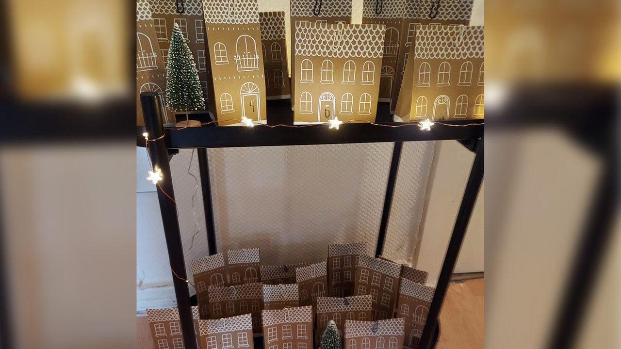 Adventskalender aus Päckchen in und auf einem Regal