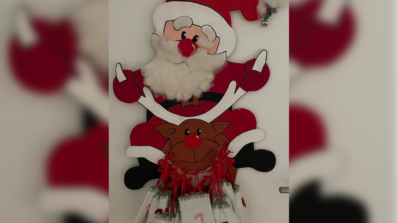 Weihnachtsmann transportiert mit seinem Rentier die Päckchen des Adventskalenders.