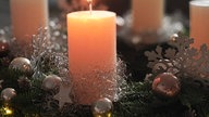 Adventskranzfoto mit weißen Kerzen