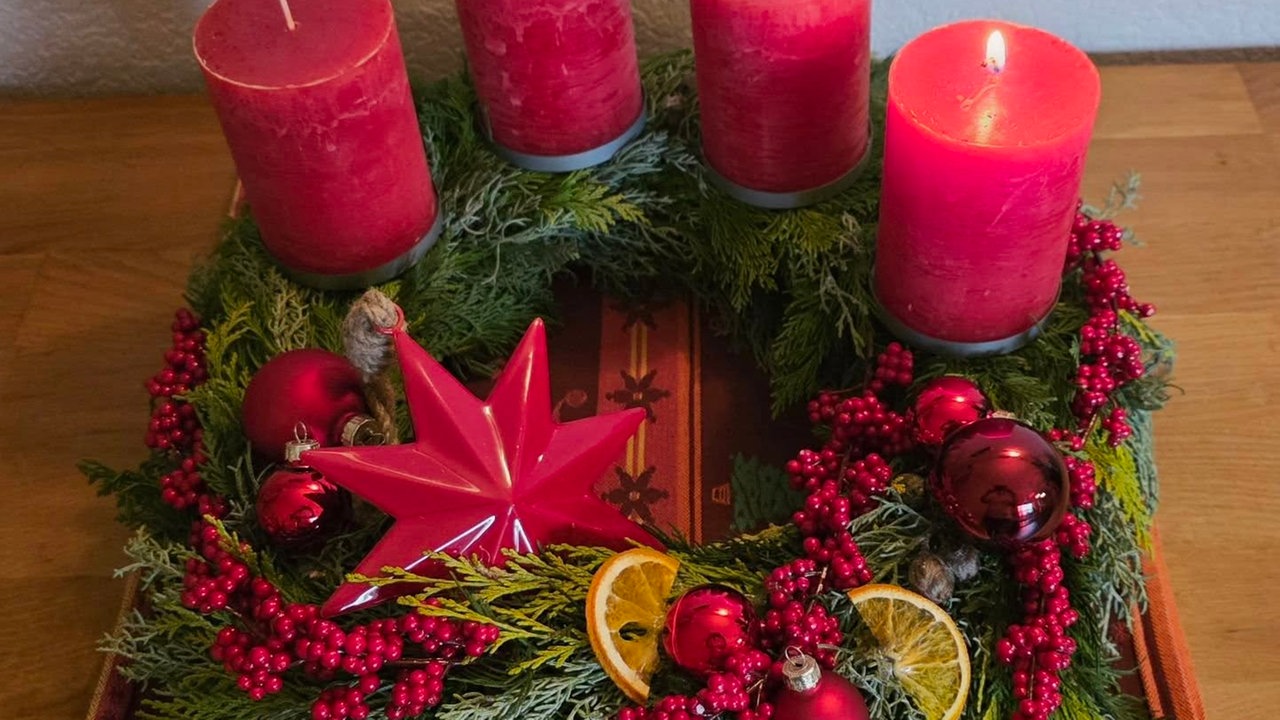 Adventskranzfoto mit roten Kerzen