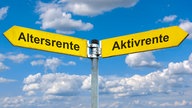 Zwei Wegweiser sind beschriftet mit Aktivrente und Altersrente.