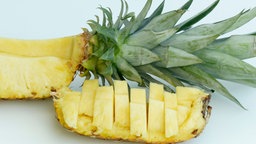 Frische Ananas, in Stücke geschnitten