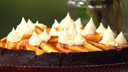 Apfel-Karamell-Tarte mit Kakaoboden und Vanilleganache