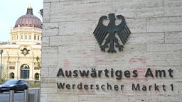 Ein Schriftzug und der Bundesadler am Auswärtigen Amt in Berlin