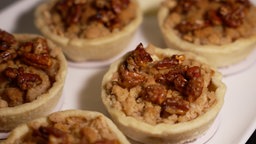Apfeltarte mit karamellisierten Pekannüssen