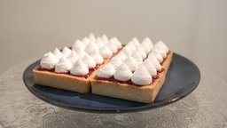 Die Mohn-Kirsch-Tartelettes serviert auf einem Teller