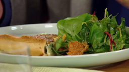 Bärlauch-Quiche mit Wildkräutersalat
