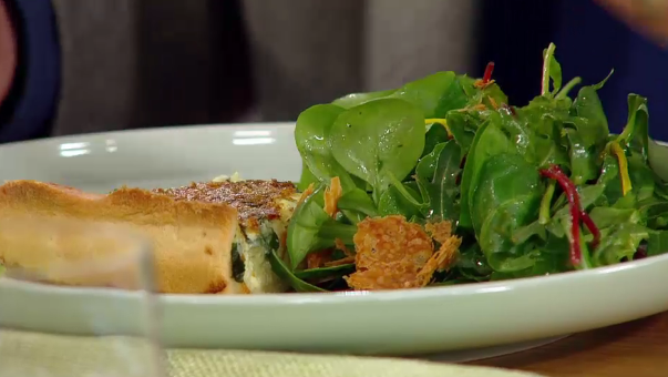 Bärlauch-Quiche mit Wildkräutersalat