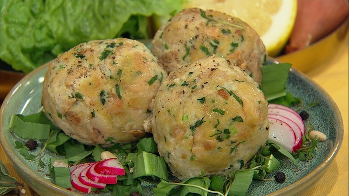 Bärlauchknödel auf buntem Frühlingssalat