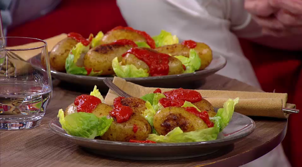 BBQ-Rub-Rauchkartoffeln mit Mojo Rojo und grünem Salat