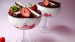 Beerendessert mit Schokokruste