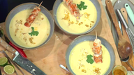 Blumenkohl-Currysuppe mit Hähnchenspießchen