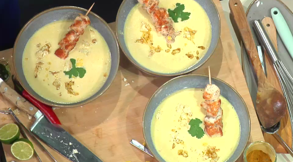 Blumenkohl-Currysuppe mit Hähnchenspießchen