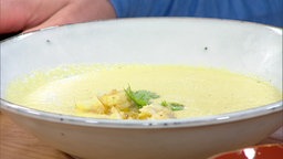 Blumenkohl-Mango-Suppe mit paniertem Hähnchen