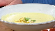 Blumenkohl-Mango-Suppe mit paniertem Hähnchen