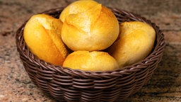 Brötchen in einer Schüssel