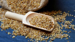 Bulgur auf einem Holzschippchen 