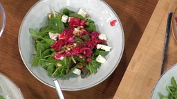 Bunter Spinatsalat mit Beeren-Dressing, Feta und Weintrauben 