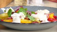 Bunter Tomatensalat mit Gewürzöl und Burrata 