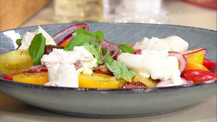 Bunter Tomatensalat mit Gewürzöl und Burrata 