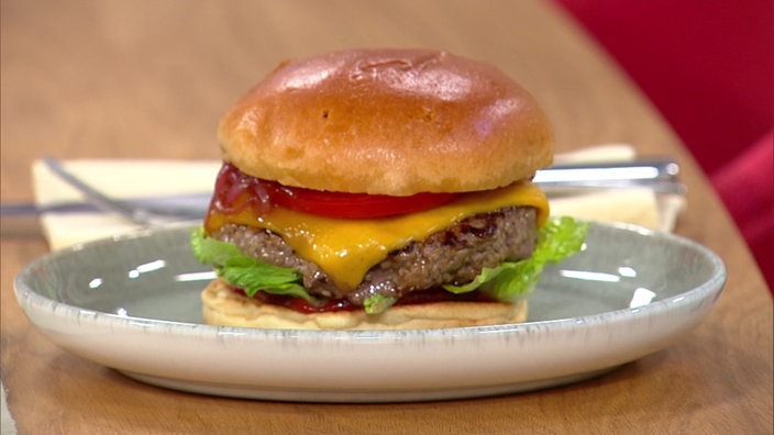 Auf dem Bild ist ein BBQ-Cheddar-Burger zu sehen.