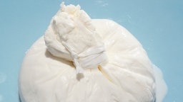 Burrata auf einem blauen Untergrund
