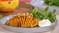 Butternut-Kürbis „Hasselback“ mit Feldsalat