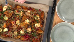 Würziger Butternutkürbis mit Kichererbsen, Halloumi und Pistazien