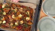 Würziger Butternutkürbis mit Kichererbsen, Halloumi und Pistazien