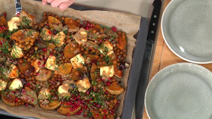 Würziger Butternutkürbis mit Kichererbsen, Halloumi und Pistazien