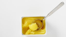 Butterschmalz im Schälchen mit Löffel 