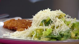 Caesar Salad mit krossem Hähnchen und Fenchel