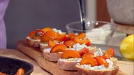 Cicchetti mit Gorgonzola-Creme, gebratenen Aprikosen und Thymian