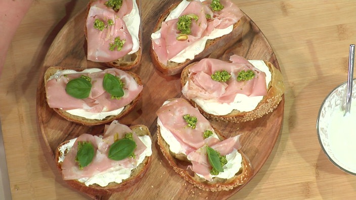 PestoCicchetti mit Stracciatella, Pistazienpesto und Mortadella
