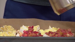 Ciabatta auf einem Holzbrett Cicchetti mit Camembert, Ingwer-Rhabarber-Kompott und Haselnuss-Crunch