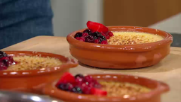 Crème brûlée mit roten Früchten