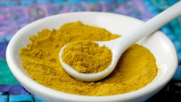 Currypulver in einer Schale 