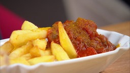 Currywurst mit fruchtig-scharfer Currysoße