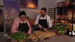 Agnette Meiler und Alexander Wulf kochen zusammen.