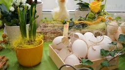 DIY – Österlich dekorierte Vase und schnelles Osternest