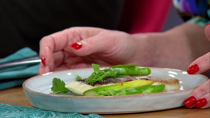 Gebratenes Doradenfilet mit grünem Spargel an leichter Thai-Note