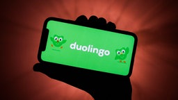 Auf dem Bild ist ein Handy mit Duolingo zu sehen.