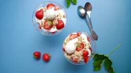 Erdbeer-Dessert mit Kokos-Knusper