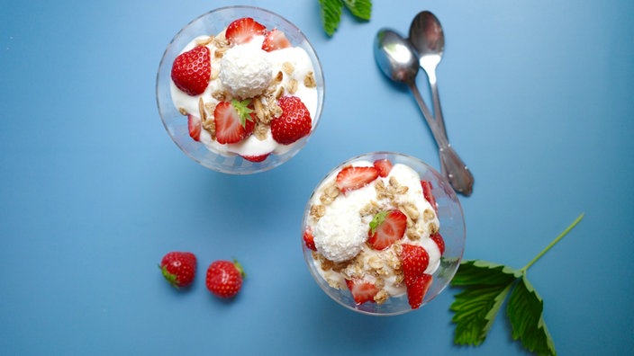 Erdbeer-Dessert mit Kokos-Knusper