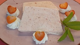 Auf dem Bild ist Erdbeerparfait zu sehen.