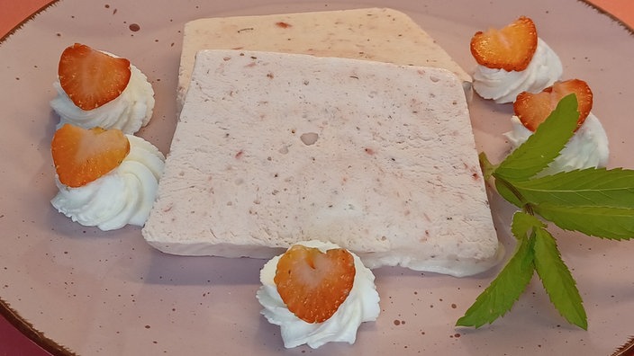 Auf dem Bild ist Erdbeerparfait zu sehen.
