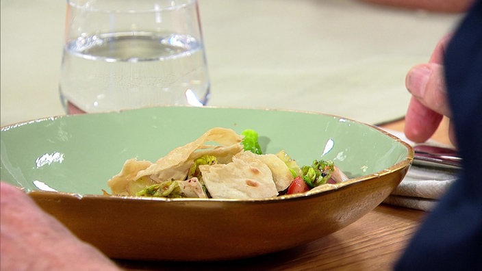 Orientalischer Brotsalat (Fattoush) mit buntem Gemüse