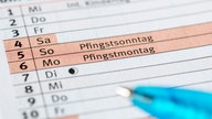 Feiertage: In einem Kalender ist das Pfingstwochenende markiert.