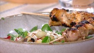 Feldsalat Caesar Style mit Hähnchen-Schaschlik-Spießen
