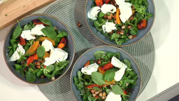 Feldsalat mit Tomaten-Limetten-Vinaigrette, Grillgemüse und Burrata